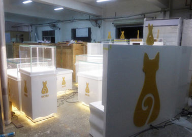 Retail Shop Museum Display Cases High Glossy White Color 12V Output Power